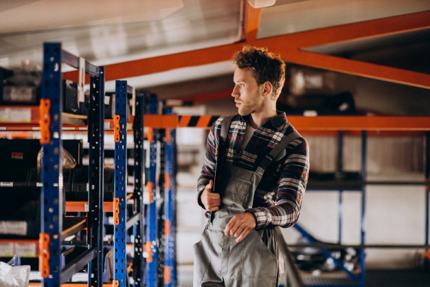 hombre trabajando fabrica carton 1303 22911